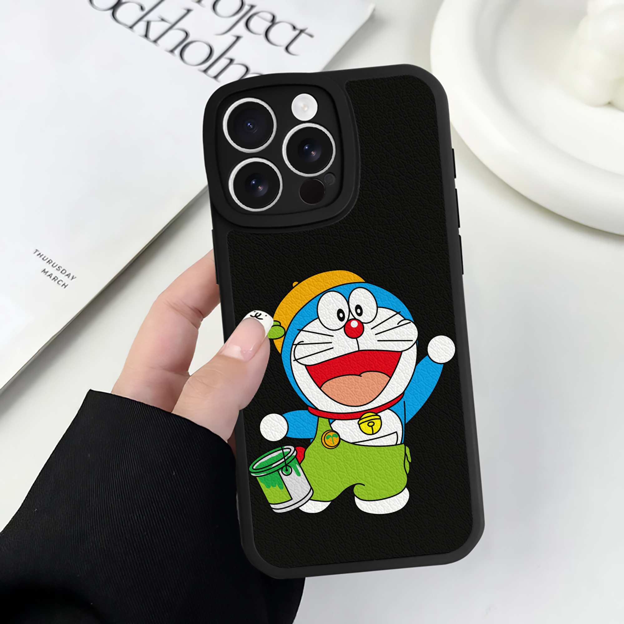 （画像用） ドラえもん Doraemon 【iPhone 16シリーズ対応】シリコンスマホケース（レザー調） 材質：シリコン